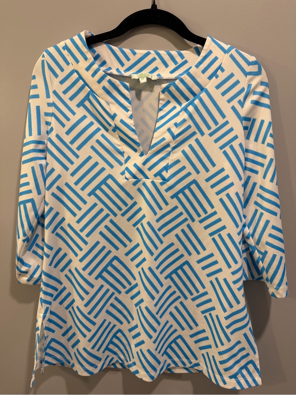 Jade by Melody Tam Patterned V-Neck Blouse White and Blue Size XS